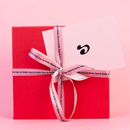 Yummy Mummy Valentines Day Box -lahjasetti uudelle äidille sisältäen ravitsevan raskausöljyn, ihovoiteen ja hiusseerumin